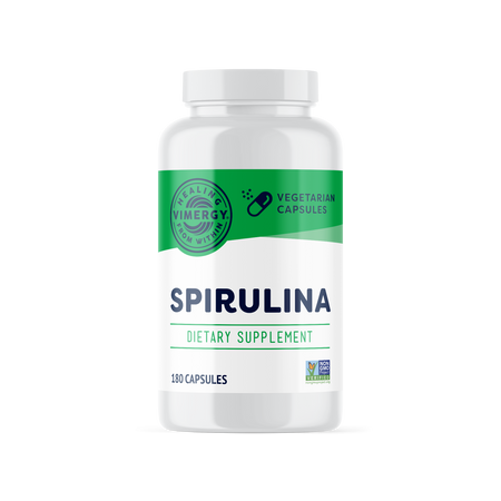 Werbung für Spirulina-Kapseln mit einer Frau, die Yoga vor einer Bergkulisse macht. Spirulina enthält Vitamine und Mineralstoffe.
