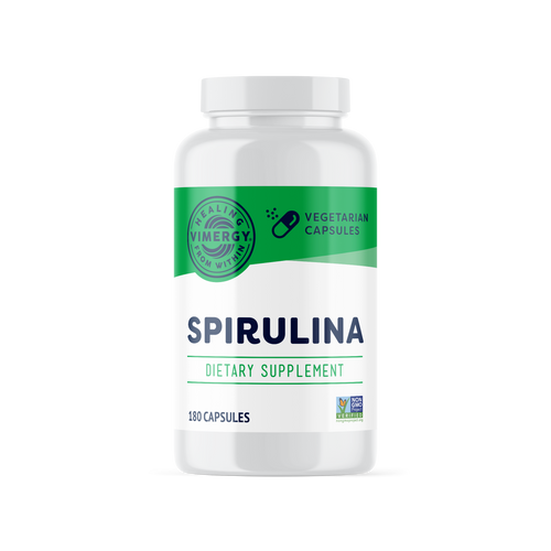 Werbung für Spirulina-Kapseln mit einer Frau, die Yoga vor einer Bergkulisse macht. Spirulina enthält Vitamine und Mineralstoffe.