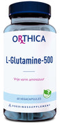 Die Abbildung zeigt eine Flasche des Nahrungsergänzungsmittels „Orthica L-Glutamine-500“. Die Flasche ist blau mit einem weißen Etikett, auf dem der Produktname und die Angabe „60 Vegacapsules“ zu sehen sind. Das Etikett enthält auch ein grünes Logo mit der Aufschrift „Vegan“.