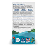 Die Verpackung von Arctic Cod Liver Oil von Nordic Naturals zeigt Textinformationen über das Produkt. Es wird aus 100% wild gefangenem arktischem Kabeljau gewonnen und unterstützt Herz, Gehirn und Immunsystem. Die Packung betont zertifizierte Nachhaltigkeit, bessere Absorption und keinen fischigen Nachgeschmack. Es gibt Anweisungen zur Einnahme und Lagerung, sowie Warnhinweise. Unten sind Logos für Reinheits- und Nachhaltigkeitszertifikate, umgeben von einer Illustration von Bergen und Bäumen.