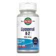 Eine Flasche mit Nahrungsergänzungsmittel der Marke KAL. Auf dem Etikett steht 'Liposomal K-2, 100 mcg'. Die Flasche enthält 30 VegCaps und ist glutenfrei sowie sojafrei. Sie unterstützt die Knochengesundheit mit Liposomentechnologie.