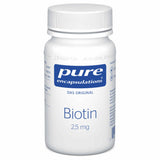 Ein weißes Plastikbehälter mit Schraubverschluss, auf dem 'pure encapsulations DAS ORIGINAL Biotin 2,5 mg' steht. Das Etikett ist in Blau und Weiß gestaltet. Der Behälter ist auf einem weißen Hintergrund abgebildet.