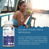 Eine Frau in Sportkleidung isst einen grünen Apfel auf einer Brücke. Links unten ist eine Packung Solaray Stages: PMS & Menstrual zu sehen. Der Text beschreibt die Vorteile des Produkts für die Unterstützung während der Menstruation.