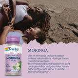 Zwei lachende Personen am Strand, daneben Solaray Moringa Nahrungsergänzungsmittel mit Text über Moringa-Baum.