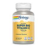 Das Bild zeigt eine Flasche Solaray Super Bio Vitamin C Nahrungsergänzungsmittel mit 1000 mg pro Portion. Die Flasche ist weiß mit einem gelben Etikett, das den Produktnamen und die Dosierung sowie Symbole für vegan, lab-verifiziert und zeitverzögerte Freigabe zeigt.