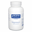 Eine weiße Plastikflasche mit Schraubverschluss, beschriftet mit "pure encapsulations Magnesium". Das Etikett ist blau und weiß, mit Informationen zur Marke und Inhaltsstoffen. Die Flasche steht vor weißem Hintergrund.