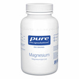 Eine weiße Plastikflasche mit Schraubverschluss, beschriftet mit "pure encapsulations Magnesium". Das Etikett ist blau und weiß, mit Informationen zur Marke und Inhaltsstoffen. Die Flasche steht vor weißem Hintergrund.