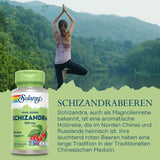 Frau in Yoga-Pose vor Wald und Fluss. Schizandra-Produkt links, Text über Schizandrabeeren und deren traditionelle Nutzung in der chinesischen Medizin.