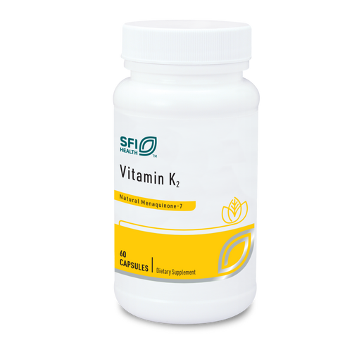 Eine weiße Plastikflasche mit einem Schraubverschluss, auf der "SFI Health" und "Vitamin K2" steht. Die Flasche enthält 60 Kapseln und ist als Nahrungsergänzungsmittel gekennzeichnet. Das Etikett ist in Weiß und Gelb gehalten.