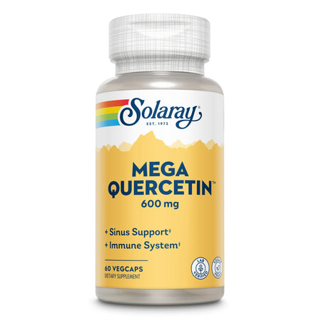 Die Abbildung zeigt eine Flasche des Nahrungsergänzungsmittels 'Mega Quercetin 600 mg' von Solaray. Die Flasche hat ein gelbes Etikett mit dem Solaray-Logo oben und der Aufschrift 'Mega Quercetin 600 mg' darunter. Zusätzliche Informationen auf dem Etikett beinhalten 'Sinus Support' und 'Immune System'. Die Flasche enthält 60 Veggie-Kapseln und ist als 'Lab Verified' und 'Vegan' gekennzeichnet.