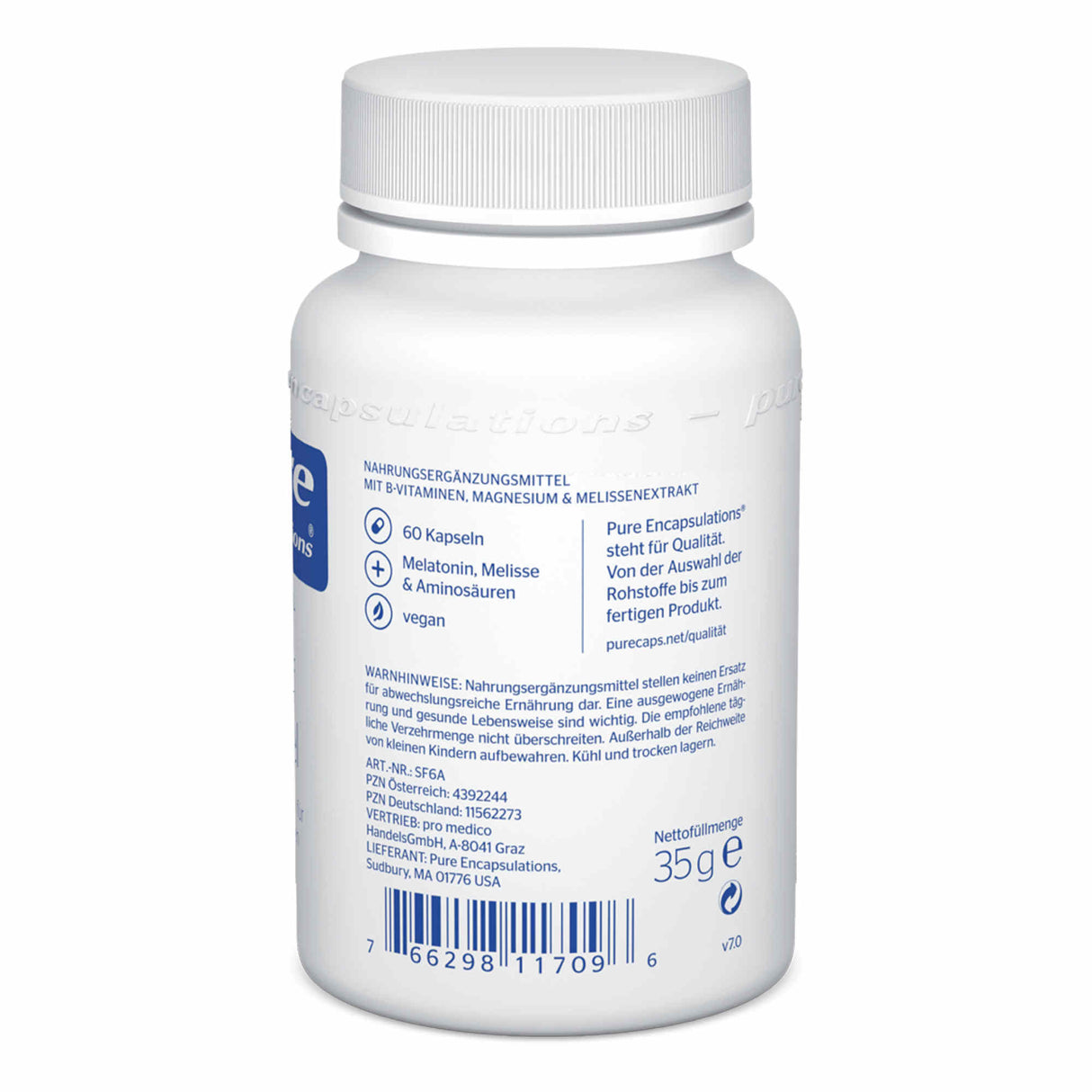 Die Abbildung zeigt eine weiße Plastikflasche mit einem Etikett für Nahrungsergänzungsmittel. Auf dem Etikett stehen Informationen über den Inhalt: 60 Kapseln mit B-Vitaminen, Magnesium und Melissenextrakt. Die Flasche ist vegan und für die Unterstützung des Schlafes geeignet. Auf dem Etikett sind auch Warnhinweise und Herstellerinformationen zu sehen. Die Flasche steht aufrecht vor einem weißen Hintergrund.