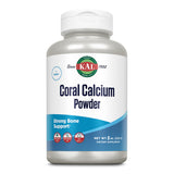 Eine weiße Plastikflasche mit einem Etikett, auf dem 'KAL Coral Calcium Powder' steht. Die Flasche hat ein blaues und weißes Design mit dem KAL-Logo oben. Auf dem Etikett steht 'Strong Bone Support' und 'Made without Soy'. Die Flasche enthält 8 Unzen (225 g) Nahrungsergänzungsmittel.