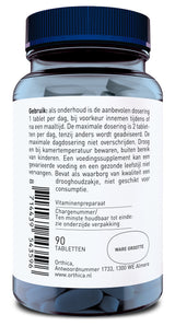 Eine durchsichtige Plastikflasche mit blauem Deckel, gefüllt mit blauen Tabletten. Auf dem Etikett stehen Gebrauchsanweisungen auf Niederländisch, ein Barcode und die Angabe '90 Tabletten'. Herstellerinformationen und Website sind ebenfalls sichtbar.