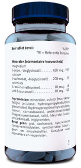 Eine blaue Plastikflasche mit einem Etikett, das Informationen zu den Inhaltsstoffen von Nahrungsergänzungsmitteln enthält. Die Flasche hat einen blauen Deckel und enthält Tabletten. Auf dem Etikett sind verschiedene Mineralien und ihre Mengen aufgelistet, darunter Magnesium, Calcium, Selen und Zink. Es gibt auch eine Liste von Zutaten und Informationen darüber, was nicht enthalten ist, wie Hefe und synthetische Konservierungsmittel. Die Flasche ist für Vegetarier und Veganer geeignet.