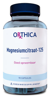 Das Bild zeigt eine blaue Kunststoffflasche mit einem schwarzen Deckel, die 90 Kapseln eines Nahrungsergänzungsmittels namens "Orthica Magnesiumcitraat-125" enthält. Auf dem Etikett steht "Goed opneembaar".