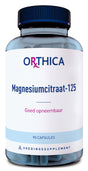 Das Bild zeigt eine blaue Kunststoffflasche mit einem schwarzen Deckel, die 90 Kapseln eines Nahrungsergänzungsmittels namens "Orthica Magnesiumcitraat-125" enthält. Auf dem Etikett steht "Goed opneembaar".