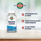 Das Bild zeigt eine Flasche KAL Magnesium Citrat 400 auf einem Tisch. Die Flasche hat ein weißes Etikett mit blauer Schrift und dem KAL-Logo. Auf der rechten Seite sind drei Bulletpoints: 200 mg Magnesium Citrat pro Tablette, ActivTab Technologie garantiert schnelle Verfügbarkeit, 60 vegane Tabletten pro Packung. Der Hintergrund ist unscharf und grünlich.