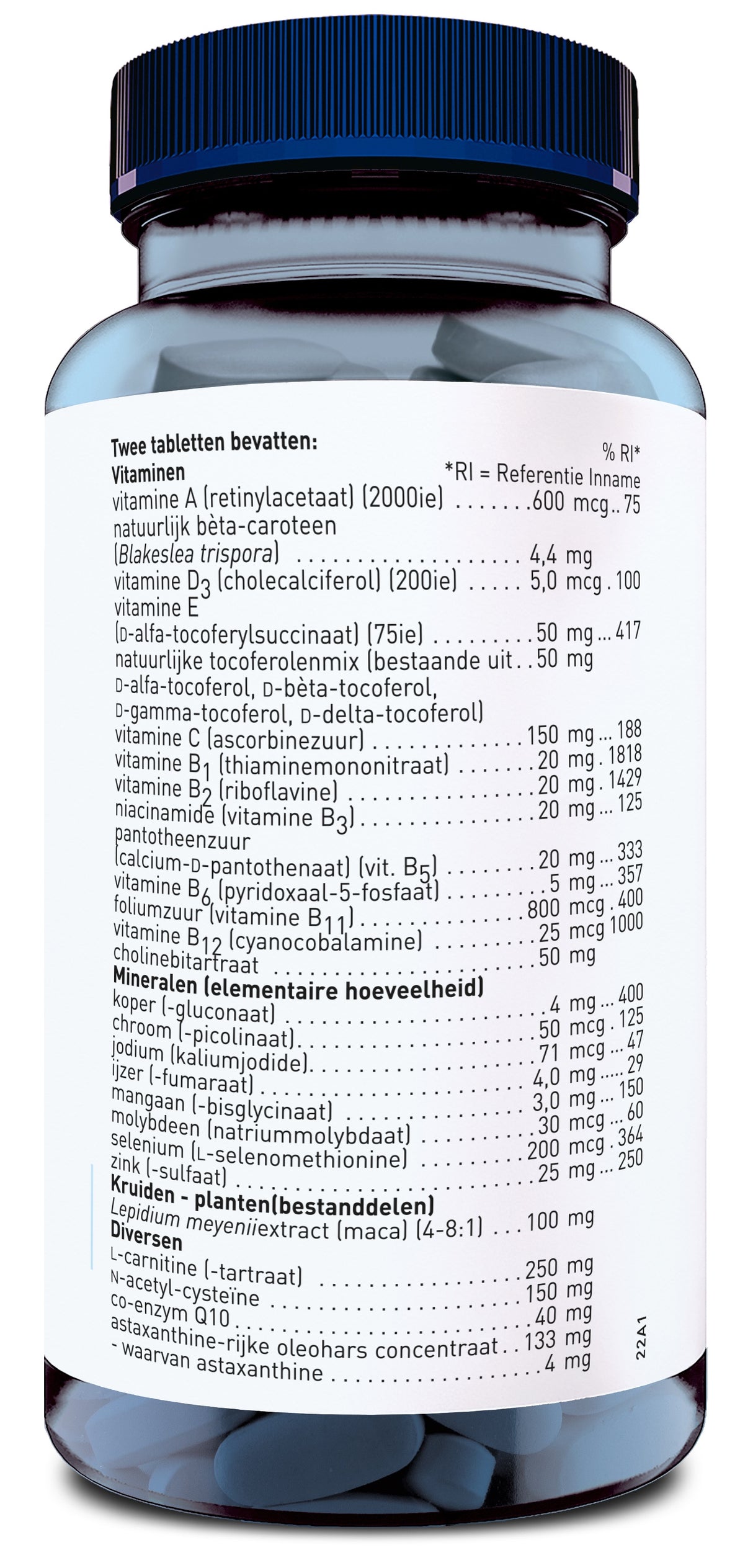 Nahaufnahme einer blauen Plastikflasche mit einem schwarzen Deckel. Die Flasche enthält Nahrungsergänzungsmittel und zeigt eine detaillierte Liste von Vitaminen und Mineralstoffen auf dem Etikett. Der Text ist in niederländischer Sprache verfasst.
