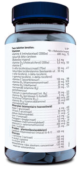 Nahaufnahme einer blauen Plastikflasche mit einem schwarzen Deckel. Die Flasche enthält Nahrungsergänzungsmittel und zeigt eine detaillierte Liste von Vitaminen und Mineralstoffen auf dem Etikett. Der Text ist in niederländischer Sprache verfasst.