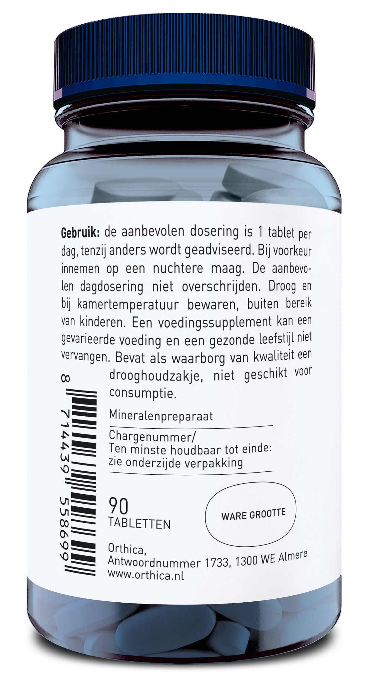 Eine blaue Plastikflasche mit einem blauen Schraubverschluss. Auf dem Etikett steht in niederländischer Sprache die empfohlene Dosierung eines Nahrungsergänzungsmittels. Die Flasche enthält 90 Tabletten und wird von der Marke Orthica in Almere, Niederlande, hergestellt. Ein Barcode und eine URL sind ebenfalls sichtbar.