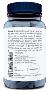 Eine blaue Plastikflasche mit einem blauen Schraubverschluss. Auf dem Etikett steht in niederländischer Sprache die empfohlene Dosierung eines Nahrungsergänzungsmittels. Die Flasche enthält 90 Tabletten und wird von der Marke Orthica in Almere, Niederlande, hergestellt. Ein Barcode und eine URL sind ebenfalls sichtbar.