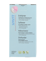 Das Bild zeigt eine Verpackung des Sonett Enthärters. Die Verpackung ist hellblau mit dem Sonett-Logo links oben. Der Text auf der Verpackung beschreibt den Enthärter als biologisch abbaubar und frei von Phosphaten. Es gibt Hinweise auf die Verwendung im Baukastensystem und die Verpackung trägt mehrere Umweltzertifikate, darunter Nature Care Product und Vegan Society. Die Informationen sind in mehreren Sprachen angegeben.