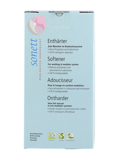 Das Bild zeigt eine Verpackung des Sonett Enthärters. Die Verpackung ist hellblau mit dem Sonett-Logo links oben. Der Text auf der Verpackung beschreibt den Enthärter als biologisch abbaubar und frei von Phosphaten. Es gibt Hinweise auf die Verwendung im Baukastensystem und die Verpackung trägt mehrere Umweltzertifikate, darunter Nature Care Product und Vegan Society. Die Informationen sind in mehreren Sprachen angegeben.