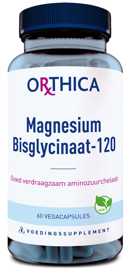 Eine Flasche mit einem Nahrungsergänzungsmittel namens "Orthica Magnesium Bisglycinaat-120". Die Flasche ist durchsichtig, mit blauen Kapseln gefüllt und hat ein blaues Etikett mit weißem Hintergrund. Auf dem Etikett steht "Goed verdraagzaam aminozuurchelaat" und "60 Vegacapsules". Es gibt ein grünes Logo mit der Aufschrift "Vegan".