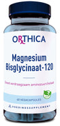 Eine Flasche mit einem Nahrungsergänzungsmittel namens "Orthica Magnesium Bisglycinaat-120". Die Flasche ist durchsichtig, mit blauen Kapseln gefüllt und hat ein blaues Etikett mit weißem Hintergrund. Auf dem Etikett steht "Goed verdraagzaam aminozuurchelaat" und "60 Vegacapsules". Es gibt ein grünes Logo mit der Aufschrift "Vegan".