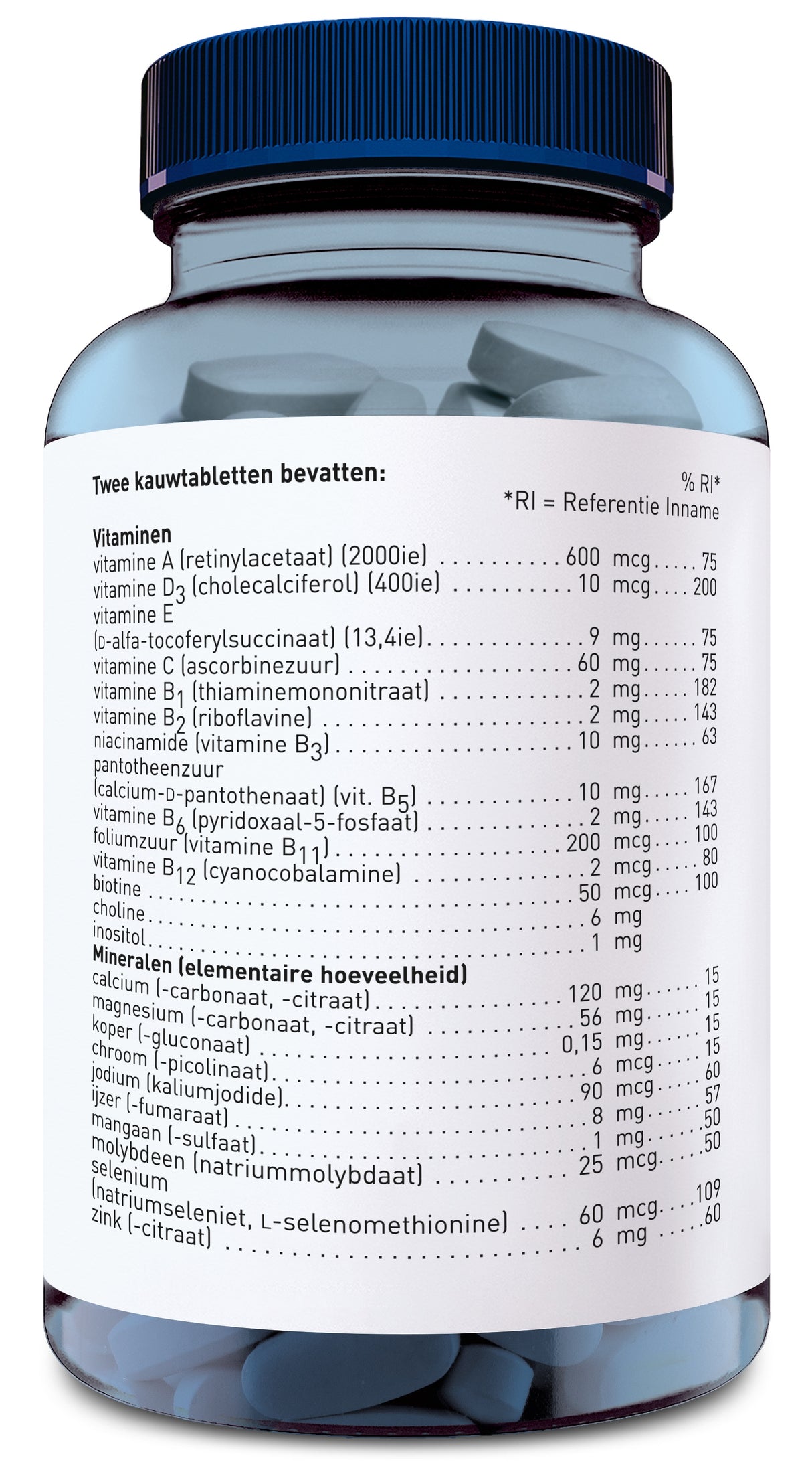 Ein blaues Glas mit einem Etikett, das die Inhaltsstoffe von Kautabletten auflistet. Das Etikett enthält Informationen über Vitamine und Mineralien, wie Vitamin A, D3, E, C, B1, B2, B3, B5, B6, B11, B12, Biotin, Cholin, Inositol, Calcium, Magnesium, Kupfer, Chrom, Jod, Eisen, Mangan, Molybdän, Selen und Zink. Die Angaben umfassen die Menge in Mikrogramm oder Milligramm und den Referenzwert in Prozent. Das Glas hat einen dunkelblauen Deckel und ist teilweise durchsichtig, sodass die weißen Kautabletten im In