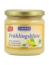 Ein Glas Hoyer Gourmet Frühlingsblüte Bio-Honig, mild-aromatisch, aus Deutschland, mit Naturland-Siegel.