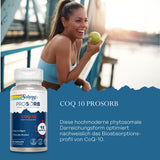 Eine Frau in Sportkleidung hält einen grünen Apfel und lächelt auf einer Brücke. Im Vordergrund ist eine Flasche Solaray Prosorb COQ 10 Nahrungsergänzungsmittel zu sehen. Der Text beschreibt die Vorteile des Produkts, wie die verbesserte Bioabsorption durch die phytosomale Technologie.