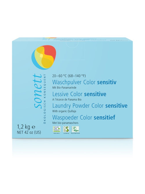 Die Abbildung zeigt eine hellblaue Verpackung von Sonett Waschpulver Color sensitiv. Die Verpackung enthält 1,2 kg des Produkts und ist für Temperaturen von 20–60 °C geeignet. Auf der Vorderseite sind Informationen in mehreren Sprachen zu finden, darunter Deutsch, Englisch, Französisch und Niederländisch. Das Logo von Sonett ist oben links abgebildet. Das Produkt ist mit Bio-Panamarinde und besitzt ökologische Zertifikate, die auf der Verpackung sichtbar sind.