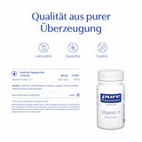 Das Bild zeigt eine Produktanzeige für Vitamin A von Pure Encapsulations. Oben steht der Slogan „Qualität aus purer Überzeugung“. Darunter sind Symbole für laktosefrei, glutenfrei und sojafrei. Rechts ist das Produkt abgebildet, eine weiße Flasche mit dem Aufdruck „Vitamin A“. Links sind Nährwertangaben und Zutaten aufgelistet, die die Angaben zur Tagesportion und Inhaltsstoffe wie mikrokristalline Cellulose und Retinylacetat enthalten. Das Produkt wird als vegan und Nahrungsergänzungsmittel gekennzeichnet.