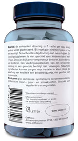 Das Bild zeigt eine blaue Plastikflasche mit einem weißen Etikett. Auf dem Etikett steht in niederländischer Sprache eine Gebrauchsanweisung und Inhaltsangaben. Die Flasche enthält 90 Tabletten eines Vitamin-Kräuter-Präparats von Orthica. Der Verschluss der Flasche ist ebenfalls blau. Auf dem Etikett sind auch ein Barcode und die Adresse des Herstellers in Almere, Niederlande, zu sehen.