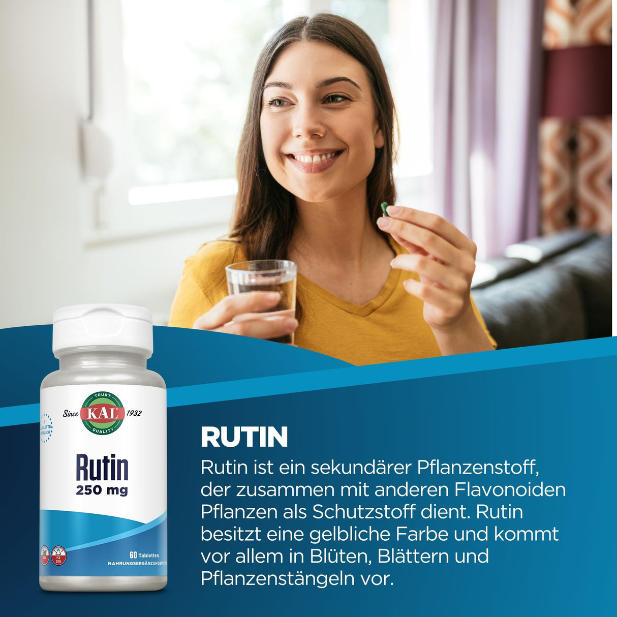 Eine Frau sitzt in einem Wohnzimmer und hält eine Tablette in der einen Hand und ein Glas Wasser in der anderen. Sie lächelt und schaut zur Seite. Im Vordergrund ist eine Verpackung von Rutin 250 mg abgebildet, einem Nahrungsergänzungsmittel. Der Hintergrund zeigt ein Fenster mit Tageslicht und einen Teil eines Sofas. Die Frau trägt ein gelbes Oberteil.