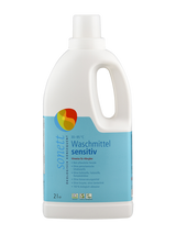 Eine weiße Plastikflasche mit einem blauen Etikett, auf dem "sonett Waschmittel sensitiv" steht. Die Flasche hat einen Tragegriff und einen Schraubverschluss. Das Etikett hebt hervor, dass das Produkt ökologisch ist, frei von Duftstoffen und für Allergiker geeignet. Es ist für Waschtemperaturen von 30 bis 95 Grad Celsius geeignet und hat ein Volumen von 2 Litern. Das Logo von Sonett ist oben links auf dem Etikett zu sehen.