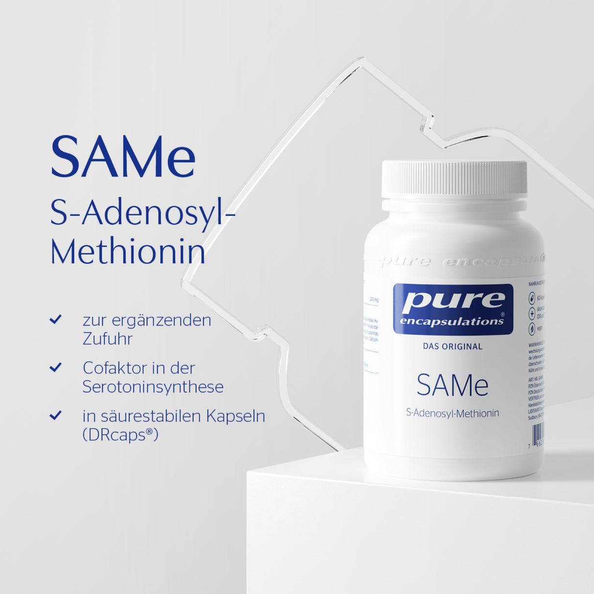 Das Bild zeigt eine weiße Flasche mit dem Label 'pure encapsulations SAMe S-Adenosyl-Methionin' auf einem weißen Sockel. Links daneben befinden sich Informationen in blauer Schrift über die Verwendung und Vorteile des Produkts, wie ergänzende Zufuhr und Serotoninsynthese. Der Hintergrund ist hellgrau.