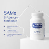 Das Bild zeigt eine weiße Flasche mit dem Label 'pure encapsulations SAMe S-Adenosyl-Methionin' auf einem weißen Sockel. Links daneben befinden sich Informationen in blauer Schrift über die Verwendung und Vorteile des Produkts, wie ergänzende Zufuhr und Serotoninsynthese. Der Hintergrund ist hellgrau.