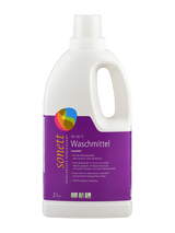 Das Bild zeigt eine weiße Plastikflasche mit einem Henkel und einem Schraubverschluss. Auf der Vorderseite befindet sich ein lila Etikett mit der Aufschrift 'sonett Waschmittel Lavendel'. Die Flasche hat ein Fassungsvermögen von 2 Litern. Das Etikett enthält Informationen über die Verwendung und die Inhaltsstoffe des Waschmittels, das für Temperaturen von 30–95 °C geeignet ist und biologisch abbaubar ist. Unten auf dem Etikett sind mehrere Zertifizierungslogos abgebildet.