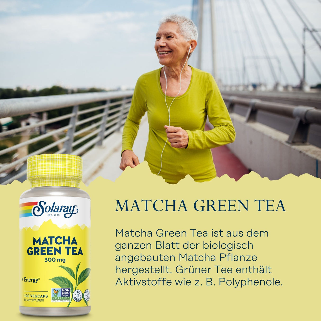 Eine ältere Frau joggt auf einer Brücke in sportlicher Kleidung mit Ohrhörern. Daneben ist eine Packung Solaray Matcha Green Tea abgebildet. Der Hintergrund zeigt eine moderne Brücke mit Stahlseilen und einen klaren Himmel. Der Text beschreibt die Vorteile von Matcha Green Tea.