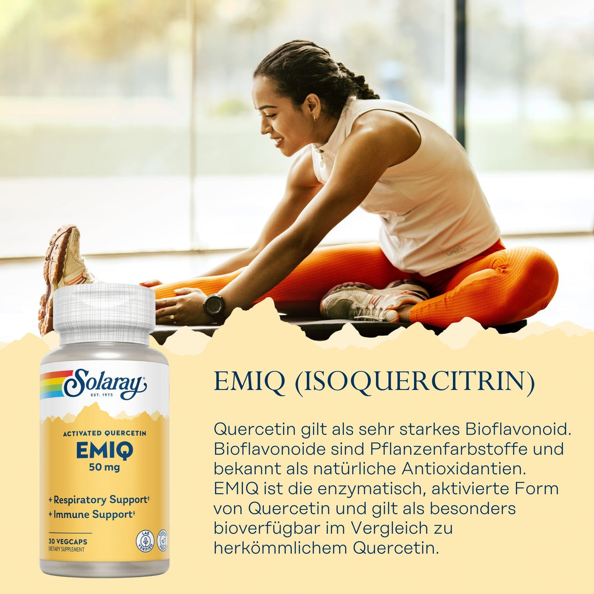 Eine Frau in Sportkleidung dehnt sich in einem hellen Raum. Neben ihr ist eine Flasche Solaray EMIQ Nahrungsergänzungsmittel abgebildet. Text beschreibt die Vorteile von EMIQ und seine bioverfügbare Form von Quercetin.