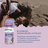 Zwei lachende Personen am Strand, Solaray Bilberry Extrakt Werbung mit Text über die Vorteile von Anthocyanen in Blaubeeren als Antioxidantien.