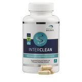 Eine weiße Plastikflasche mit einem Etikett von 'American Biologics' steht aufrecht. Auf dem Etikett steht 'INTERCLEAN', ein Nahrungsergänzungsmittel mit Enzymen. Die Flasche ist vegan, non-GMO und hat eine pH-Blend. Vor der Flasche liegen drei Kapseln.