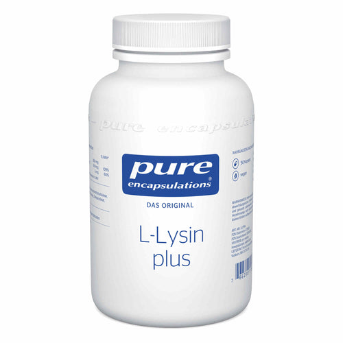 Das Bild zeigt eine weiße Plastikflasche mit einem blauen Etikett. Auf dem Etikett steht 'pure encapsulations L-Lysin plus'. Die Flasche hat einen weißen Schraubverschluss. Das Etikett enthält Informationen über das Produkt, wie zum Beispiel 'Das Original', '90 Kapseln' und 'vegan'. Es gibt auch einen Barcode auf der Flasche. Die Flasche steht aufrecht und der Hintergrund ist weiß.