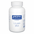 Das Bild zeigt eine weiße Plastikflasche mit einem blauen Etikett. Auf dem Etikett steht 'pure encapsulations L-Lysin plus'. Die Flasche hat einen weißen Schraubverschluss. Das Etikett enthält Informationen über das Produkt, wie zum Beispiel 'Das Original', '90 Kapseln' und 'vegan'. Es gibt auch einen Barcode auf der Flasche. Die Flasche steht aufrecht und der Hintergrund ist weiß.