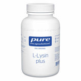 Das Bild zeigt eine weiße Plastikflasche mit einem blauen Etikett. Auf dem Etikett steht 'pure encapsulations L-Lysin plus'. Die Flasche hat einen weißen Schraubverschluss. Das Etikett enthält Informationen über das Produkt, wie zum Beispiel 'Das Original', '90 Kapseln' und 'vegan'. Es gibt auch einen Barcode auf der Flasche. Die Flasche steht aufrecht und der Hintergrund ist weiß.