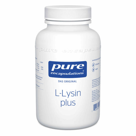 Das Bild zeigt eine weiße Plastikflasche mit einem blauen Etikett. Auf dem Etikett steht 'pure encapsulations L-Lysin plus'. Die Flasche hat einen weißen Schraubverschluss. Das Etikett enthält Informationen über das Produkt, wie zum Beispiel 'Das Original', '90 Kapseln' und 'vegan'. Es gibt auch einen Barcode auf der Flasche. Die Flasche steht aufrecht und der Hintergrund ist weiß.