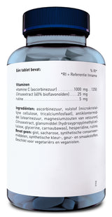 Das Bild zeigt eine Flasche mit weißen Tabletten und einem blauen Deckel. Auf dem Etikett steht in niederländischer Sprache, dass die Tabletten Vitamin C, Citrus-Extrakt und Rutin enthalten. Die Zutatenliste umfasst verschiedene Füllstoffe und Antiklumpmittel. Es wird darauf hingewiesen, dass das Produkt für Vegetarier und Veganer geeignet ist.