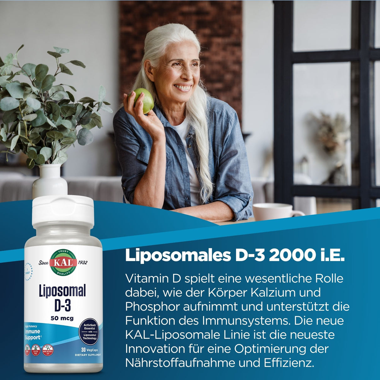 Eine ältere Frau mit langen grauen Haaren sitzt lächelnd auf einem Sofa in einem modernen Wohnzimmer. Sie hält einen grünen Apfel in der rechten Hand. Neben ihr steht eine weiße Vase mit Eukalyptusblättern. Im Vordergrund ist eine Produktverpackung von KAL Liposomal D-3 zu sehen. Der Text auf dem Bild beschreibt die Vorteile von Vitamin D für das Immunsystem und die Nährstoffaufnahme.